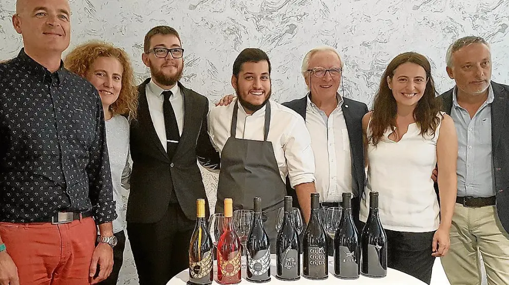 Los responsables de la bodega El Grillo y la Luna y del restaurante Cancook, con los vinos.