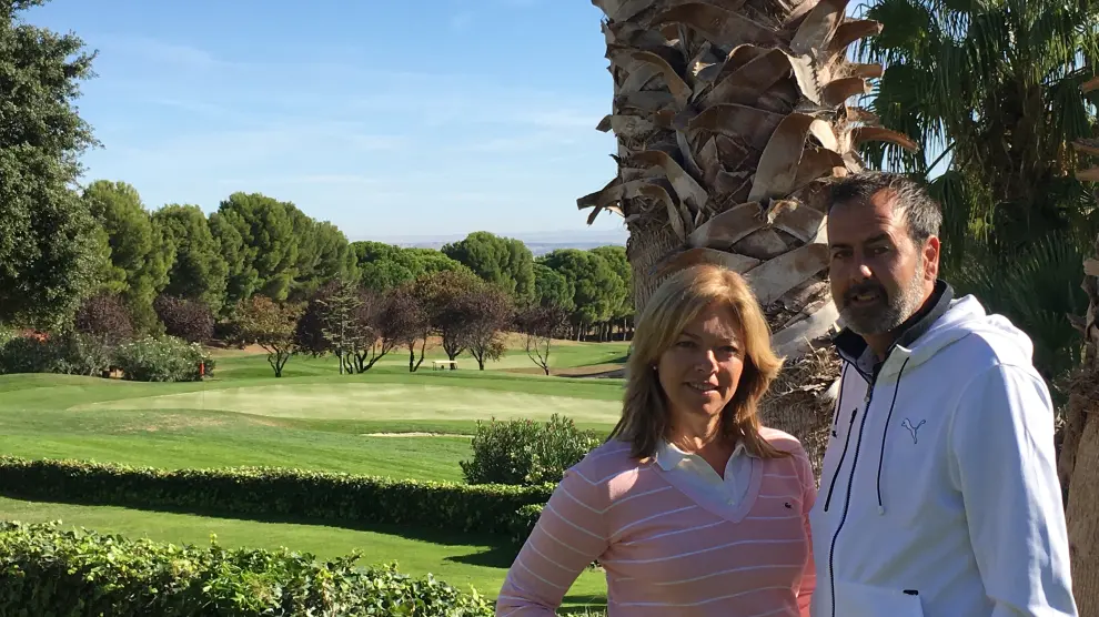 Los profesionales Raquel Carriedo y Diego de Miguel, en el campo de golf de La Peñaza.