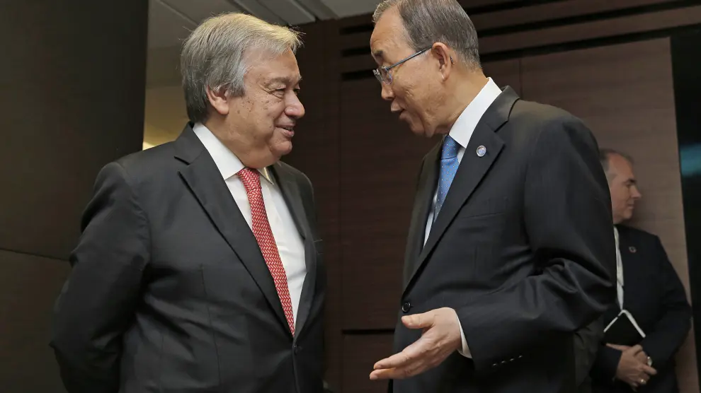 Guterres habla con Ban Ki-moon.