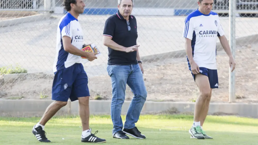 Luis Milla, en la Ciudad Deportiva junto al secretario técnico, Albert Valentín, y su segundo, Luis Cembranos.