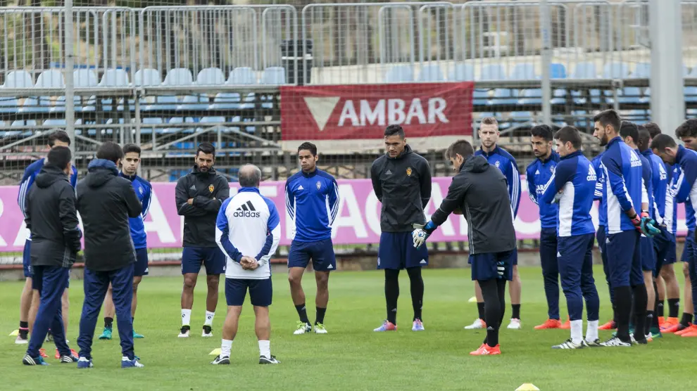 La plantilla del Real Zaragoza, en una charla técnica, durante un entrenamiento del RealZaragoza.