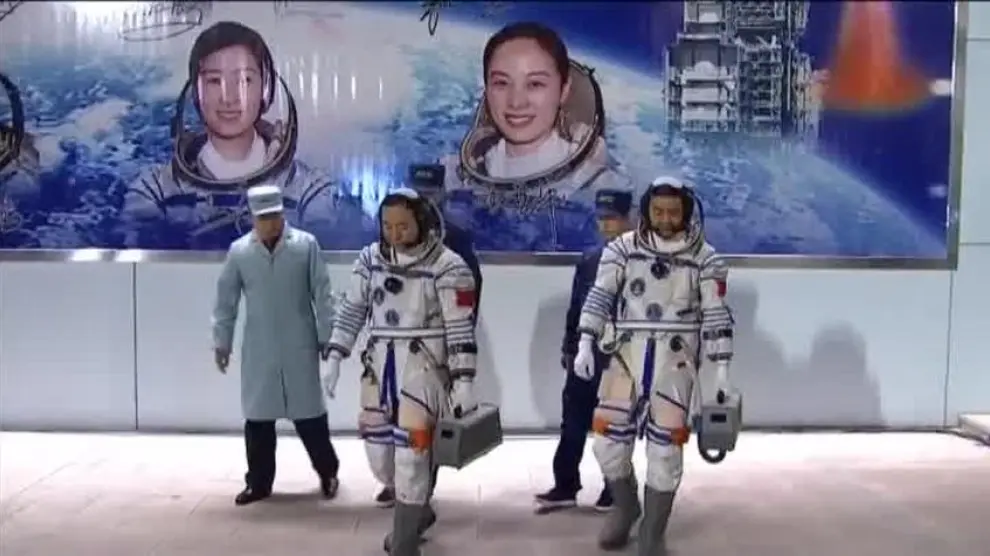 China lanza al espacio su misión tripulada más larga