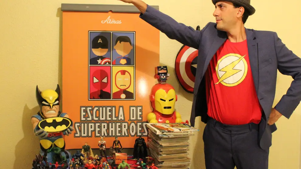 Manuel Ramas, en actitud heróica, dispuesto a salvar el mundo... o al menos a formart pequeños superhéroes.