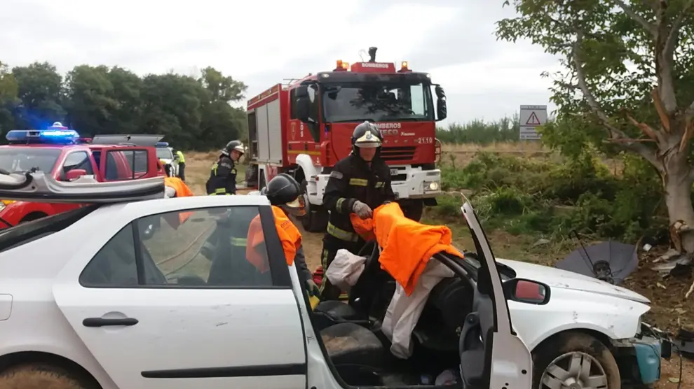 La conductora ha tenido que ser excarcelada por los bomberos de la Diputación de Zaragoza.