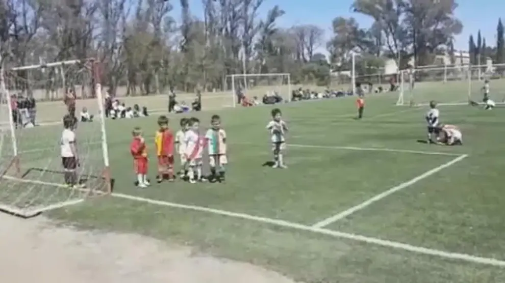 El bonito gesto de un niño en un partido de fútbol