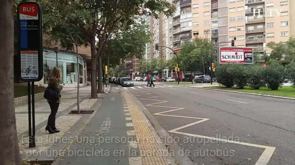 El carril bici junto a la parada del autobús preocupa a los ciudadanos