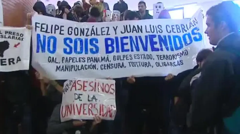 Decenas de jóvenes revientan un acto de Felipe González