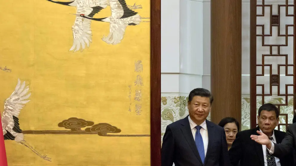 Duterte -dcha.-, con su homólogo chino, Xi Juanping, en Pekín.