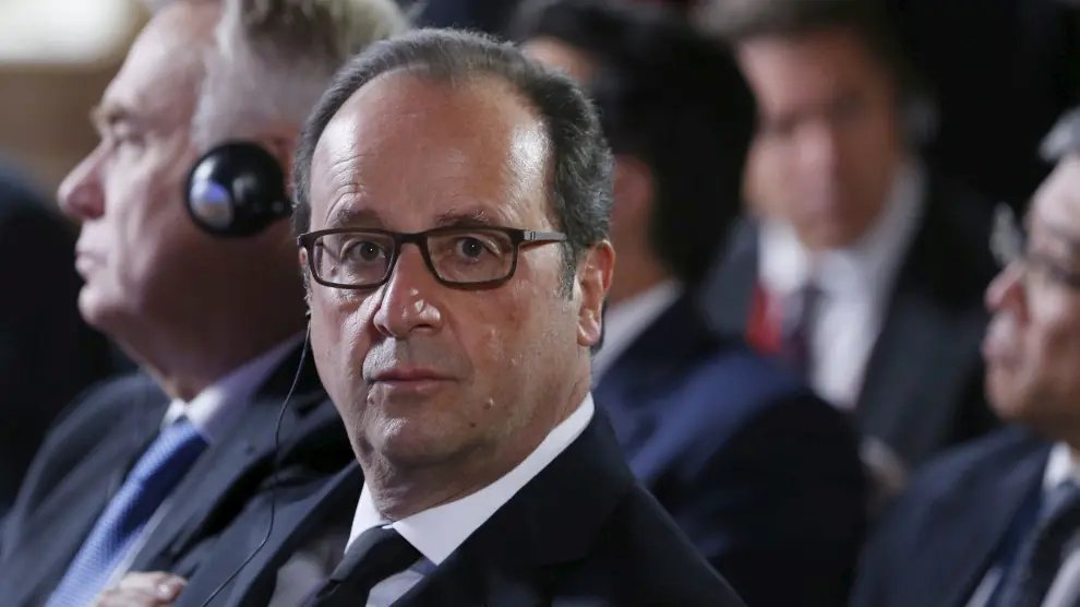 Hollande pide perseguir a los yihadistas del EI más allá de Mosul