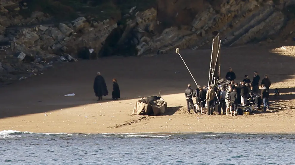 Los actores de 'Juego de Tronos', con Peter Dinklage entre ellos, ruedan en una playa vasca.