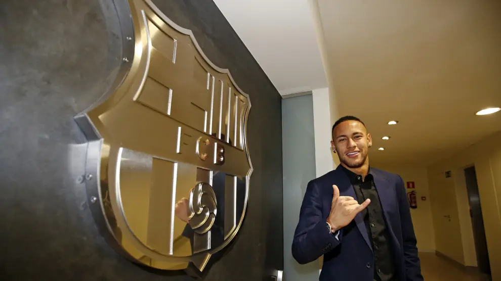 Neymar posa tras firmar su acuerdo de renovación con el Barcelona
