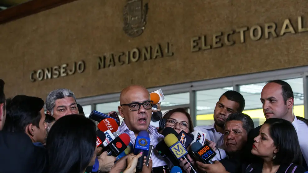 Jorge Rodríguez, alcalde de Caracas, celebra la decisión judicial.