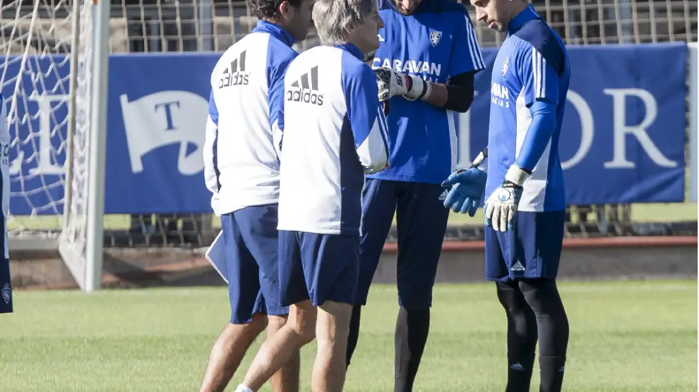 Irureta y Ratón, los dos porteros del Real Zaragoza, charlan con el entrenador, Luis Milla, y el preparador físico, Miguel Gandía, en un ensayo en la Ciudad deportiva.