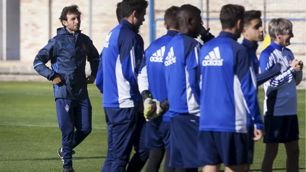 Luis Milla se acerca al grupo durante el entrenamiento de este viernes en la Ciudad Deportiva.
