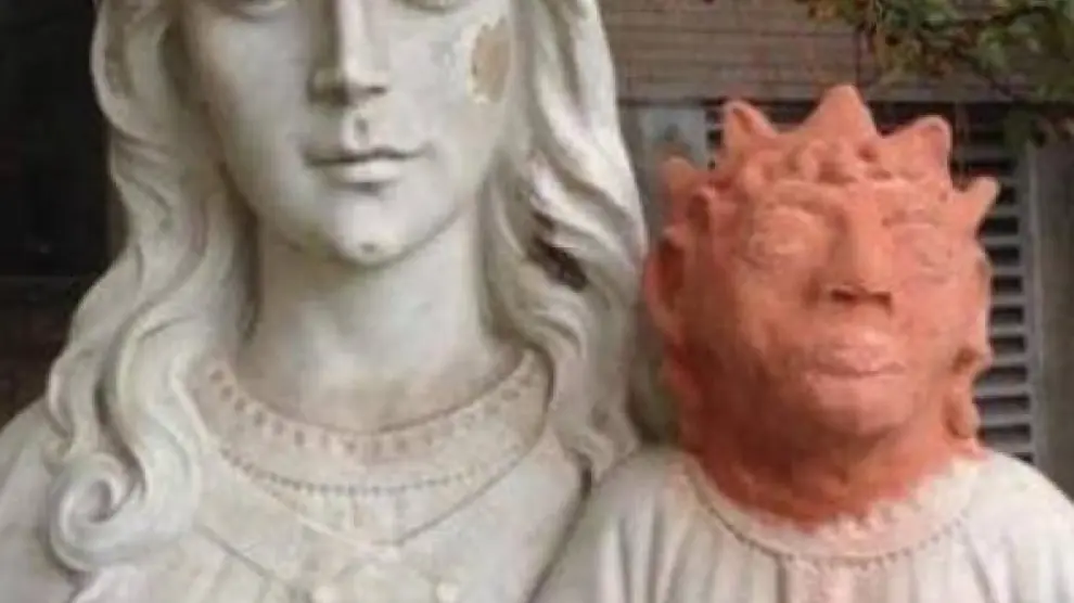 Una artista comenzó a restaurar la figura pero en vez de utilizar mármol usó arcilla.