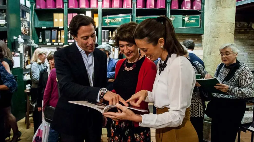 Nacho Montal, Eva Armisén y María Montal, hojeando el catálogo navideño de 2016.