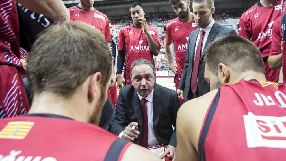 Andreu Casadevall, entrenador del Tecnyconta Zaragoza, da instrucciones a sus jugadores.