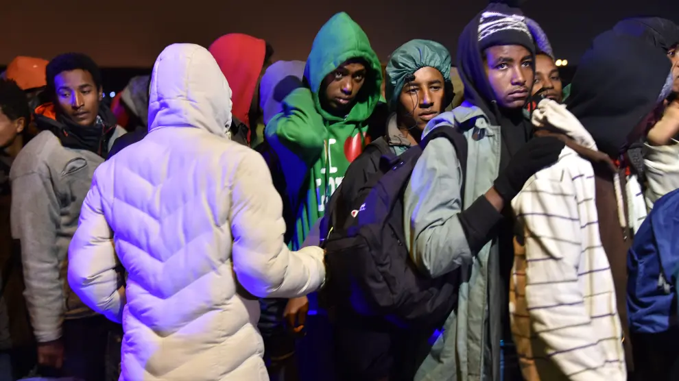 Durante todo el día, cientos de inmigrantes hicieron filas para subir a los autobuses que los sacaron de Calais.