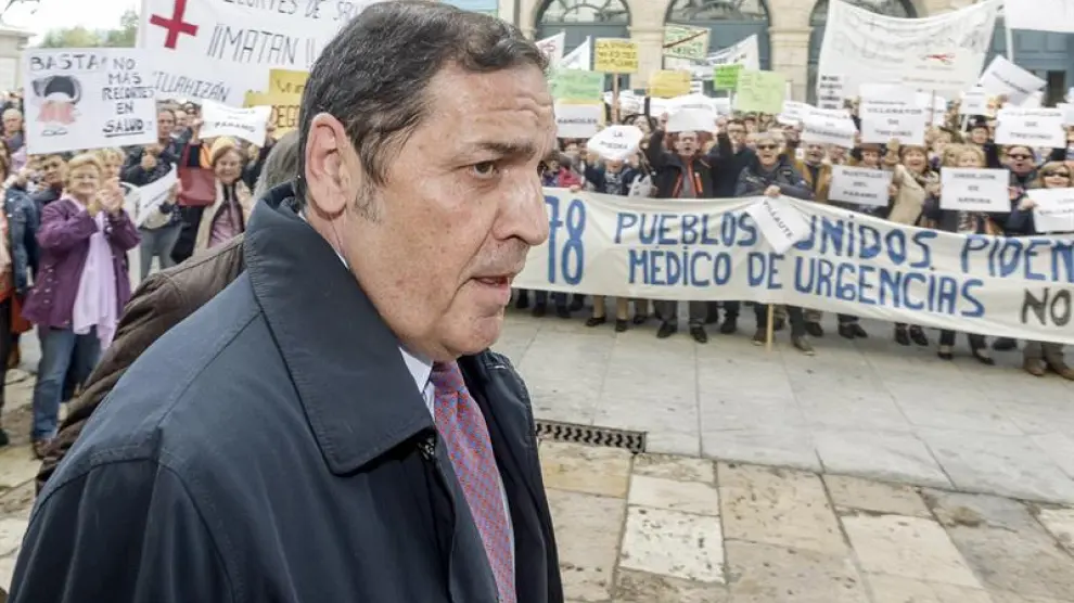 El consejero de Sanidad de Castilla y León, Antonio María Sáez, a su llegada a la Diputación de Burgos donde unos manifestantes han protestado por la falta de médicos en la provincia.