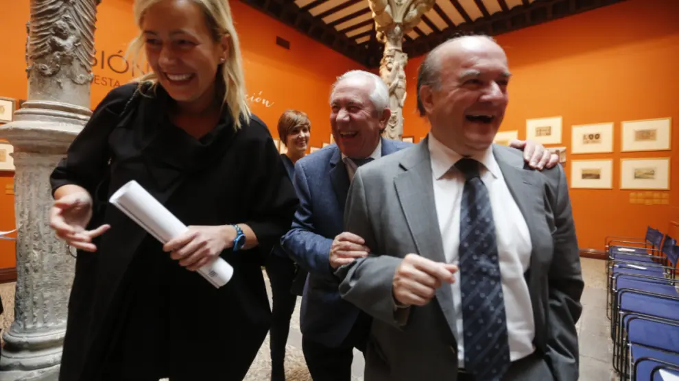 La consejera de Economía del Gobierno de Aragón, Marta Gastón, con sus predecesores en el cargo Francisco Bono y Eduardo Bandrés, tras la presentación del informe de Funcas.