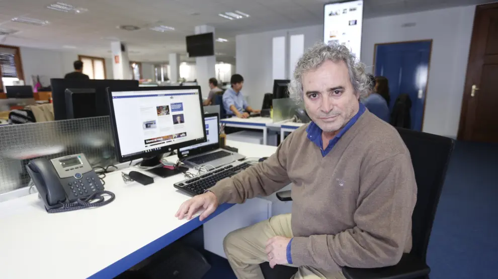 Ildefonso Falcones visita la redacción de Heraldo.es
