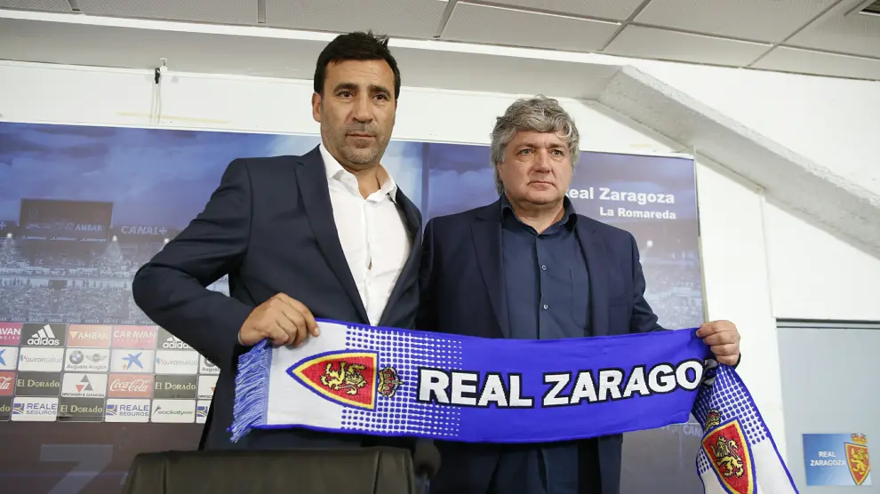 Raúl Agné, nuevo entrenador del Real Zaragoza, en su presentación junto al director deportivo, Narciso Juliá.
