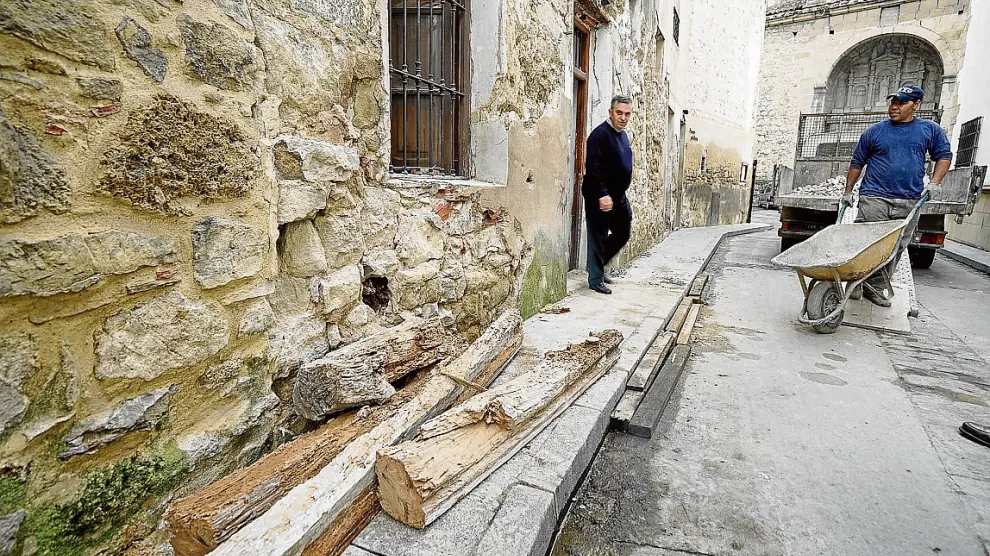 El alcalde, Ángel Gracia, observa las vigas carcomidas en un edificio invadido por las termitas.