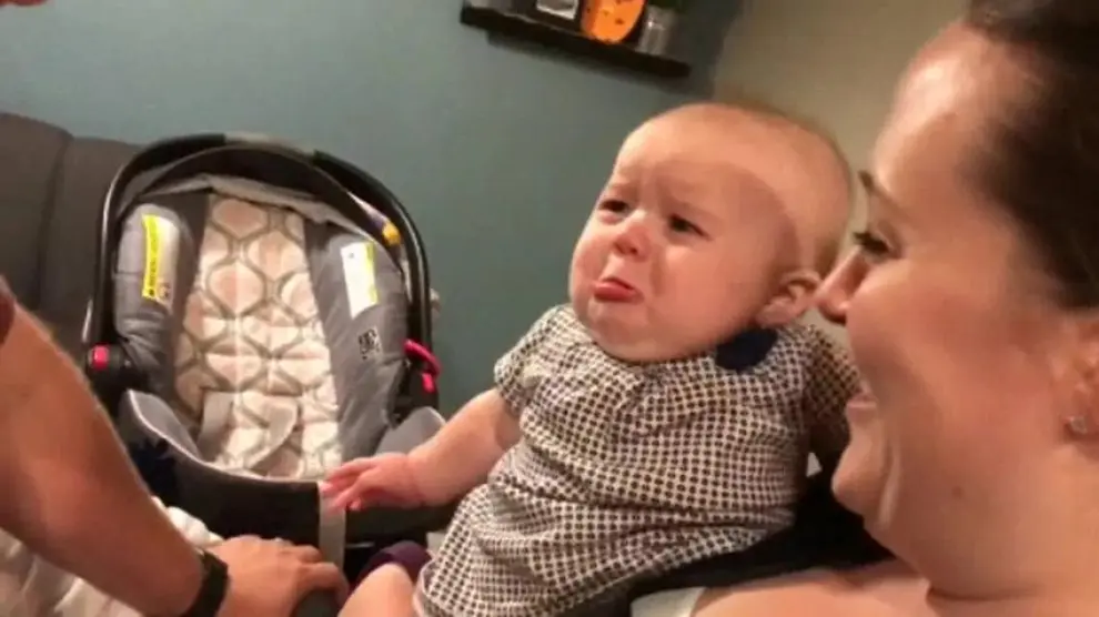 ¡A este bebé no le gusta que papá y mamá se besen!