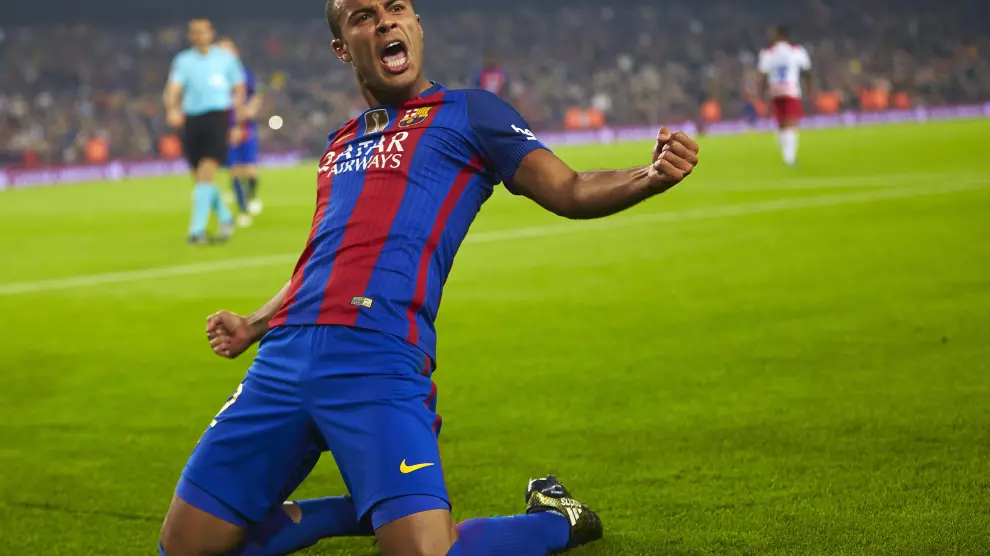 El centrocampista brasileño del FC Barcelona, Rafinha, celebra su gol