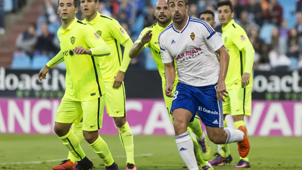 José Enrique, rodeado de jugadores del Almería, en un lance del partido del sábado en La Romareda.