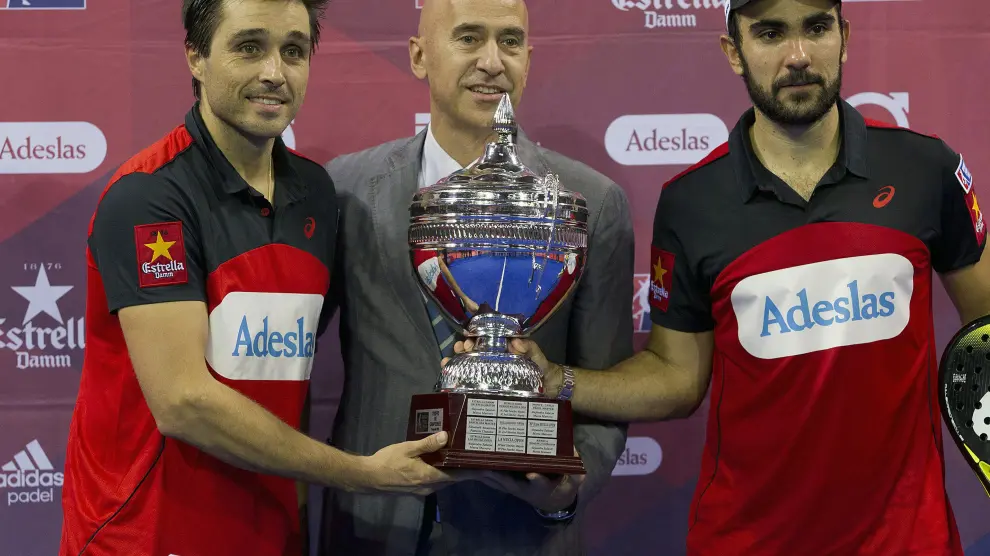 El director del torneo, Mario Hernando, entrega el trofeo a los vencedores