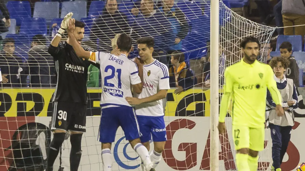 Zapater celebra con Ratón y Fran la victoria final ante el Almería, nada más pitar el final del partido el árbitro, Díaz de Mera.
