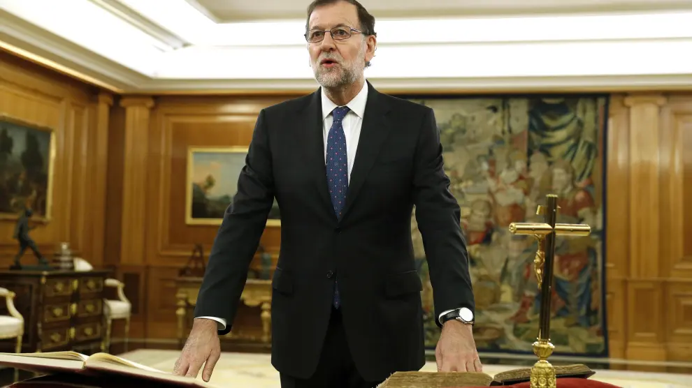 El reelegido presidente del Gobierno, Mariano Rajoy, jura el cargo ante el Rey.