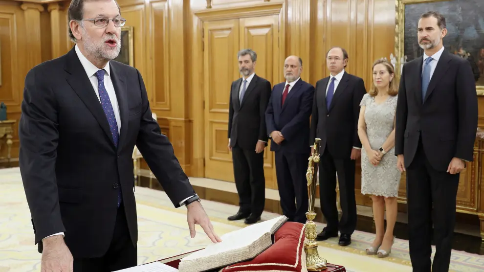 El reelegido presidente del Gobierno, Mariano Rajoy (i), jura el cargo ante el Rey, en presencia del presidente del Consejo General del Poder Judicial (CGPJ) y del Tribunal Supremo, Carlos Lesmes (5d); el presidente del Tribunal Constitucional, Francisco