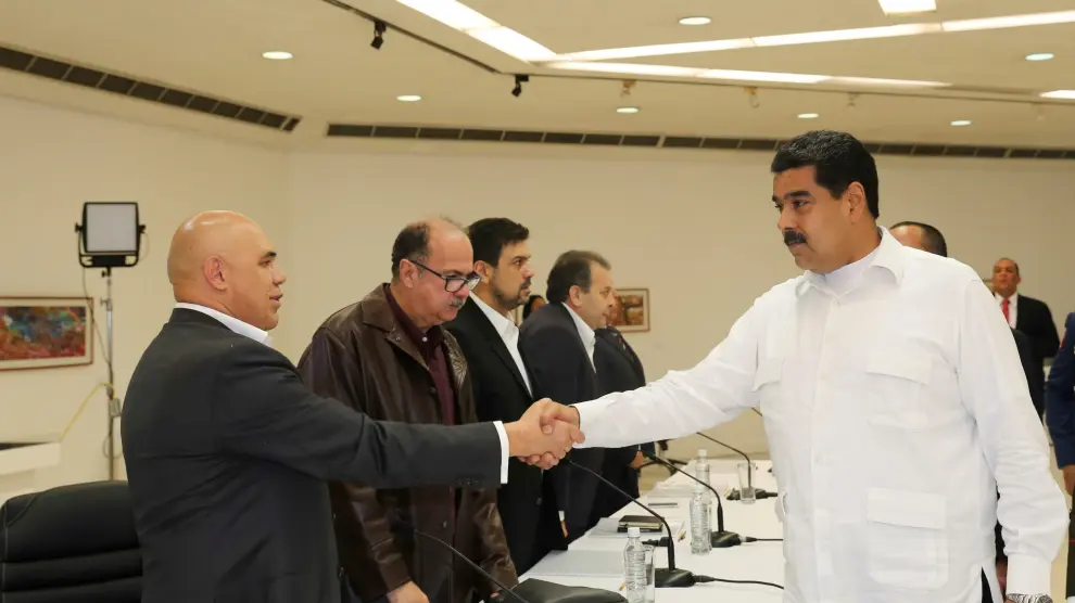 Primera reunión de diálogo formal entre el Gobierno venezolano y la oposición.