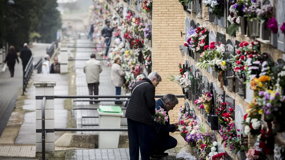 Miles de aragoneses han acudido ya al cementerio de Torrero, pero la mayor afluencia se espera hoy a partir de las 12.00.