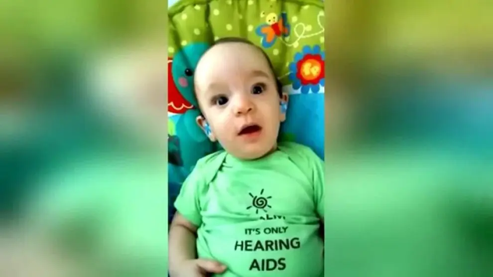 Emoción cuando este bebé sordo oye por primera vez