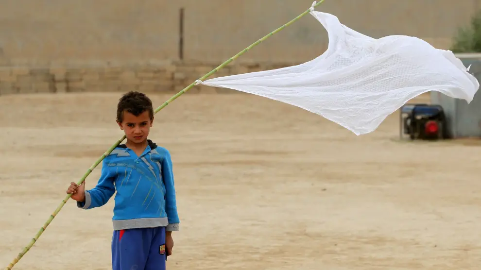 Un niño iraquí porta una bandera blanca en Mosul