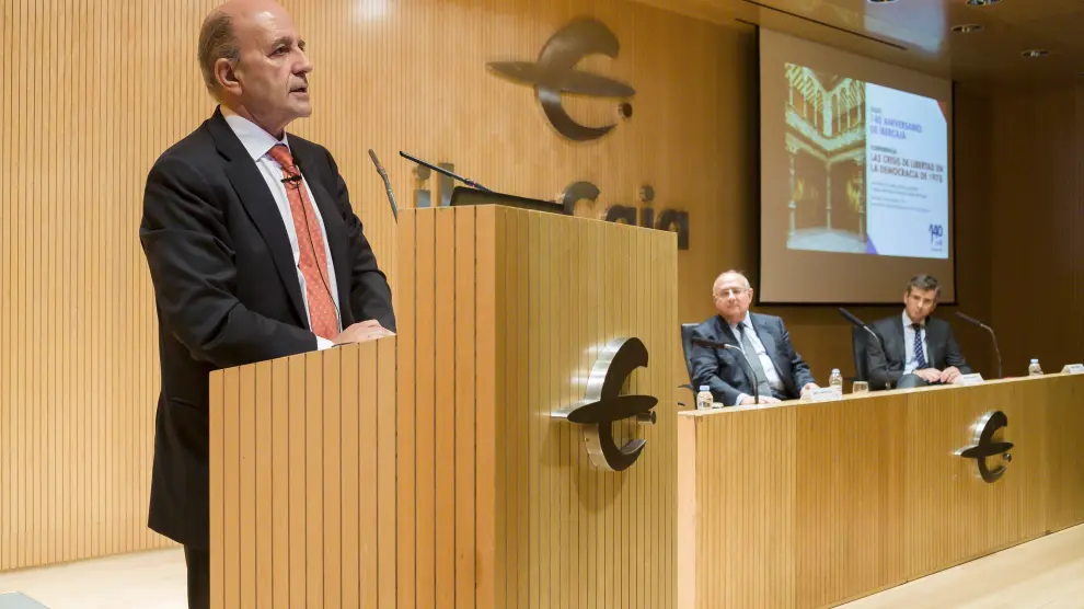 José Antonio Zarzalejos, Honorio Romero y Mikel Iturbe, ayer, en un momento de la conferencia.