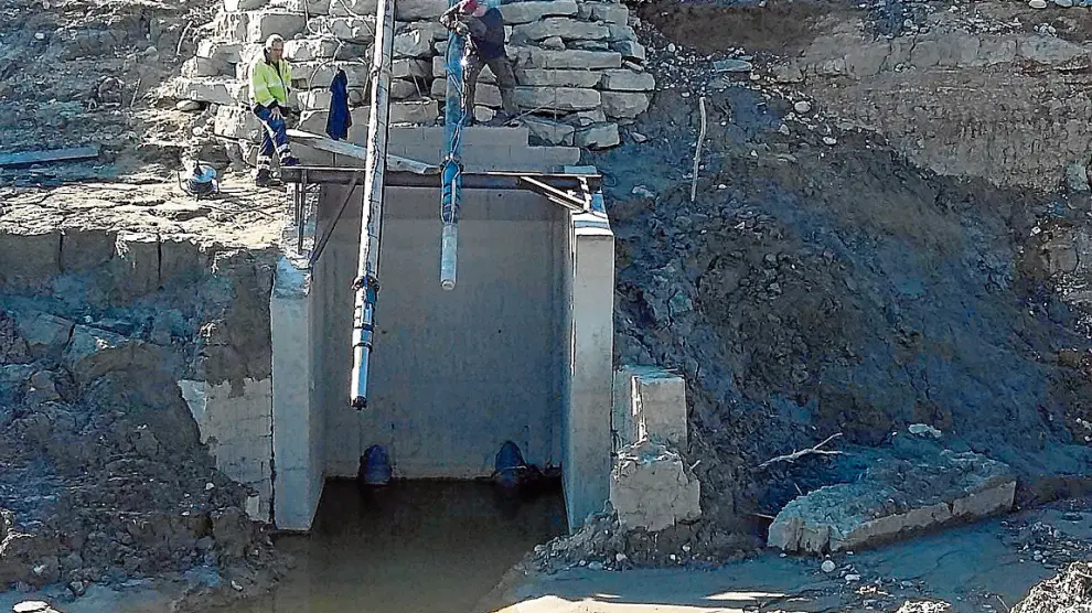 Trabajos de colocación de la nueva bomba de captación de agua en el embalse de Barasona
