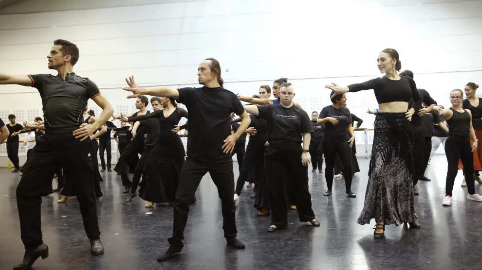 Jóvenes con síndrome de Down han aprendido de la mano del Ballet Nacional de España (BNE) una coreografía.