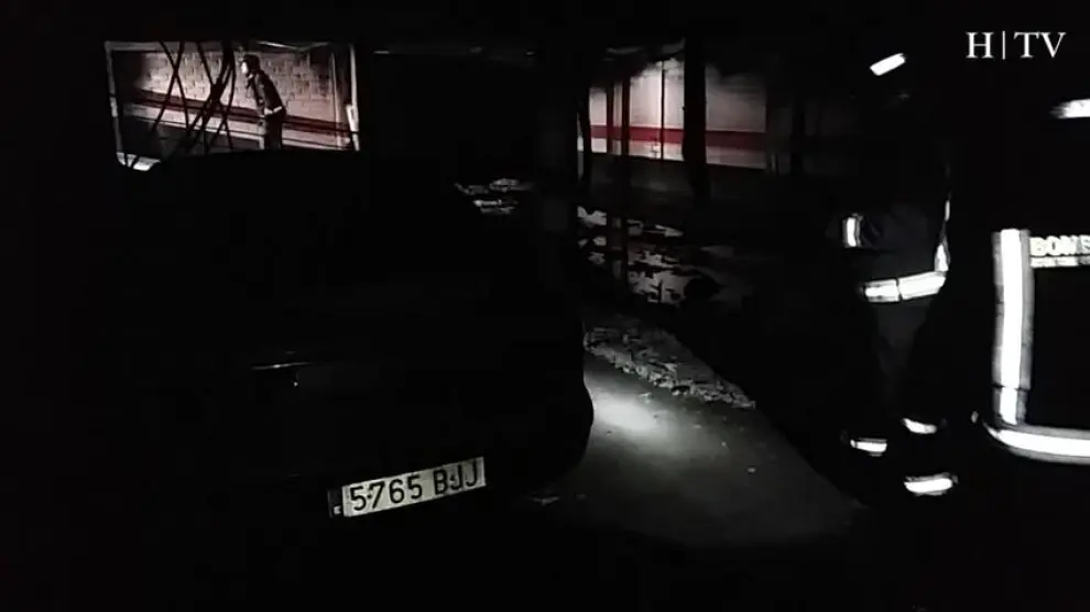 Dos coches calcinados en un aparatoso incendio en Torrero