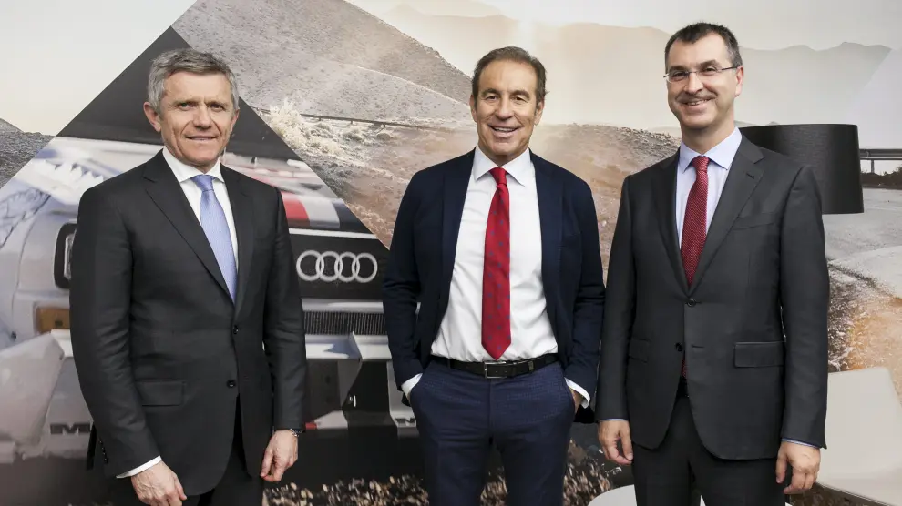 El gerente del nuevo concesionario de Audi en Zaragoza, Míchel Castillo en el centro, estuvo arropado por la directiva nacional de la marca alemana en España: Francisco José Pérez Botello y Guillermo Fadda.