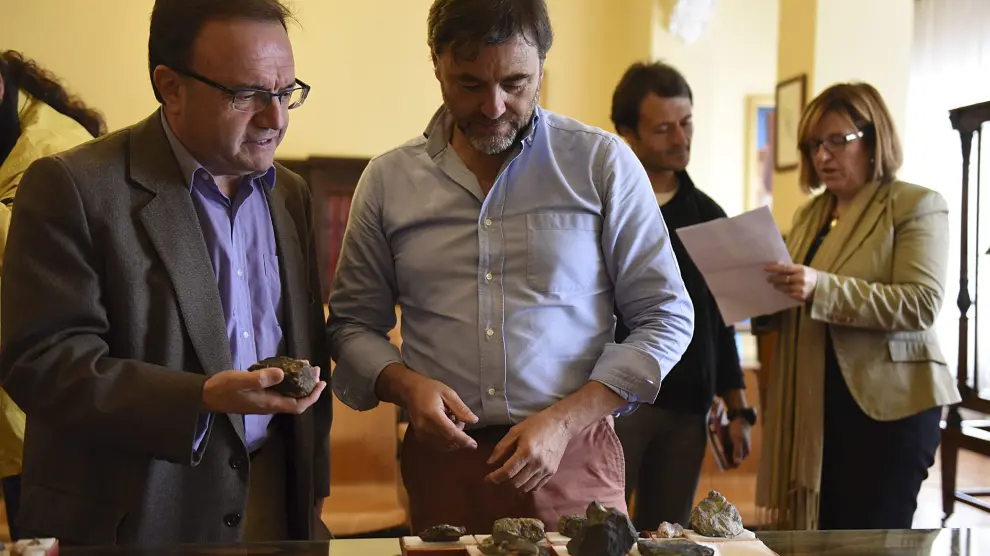 El vicerrector de Huesca, José Domingo Dueñas, y el director del museo de CC. Naturales, Ignacio Canudo