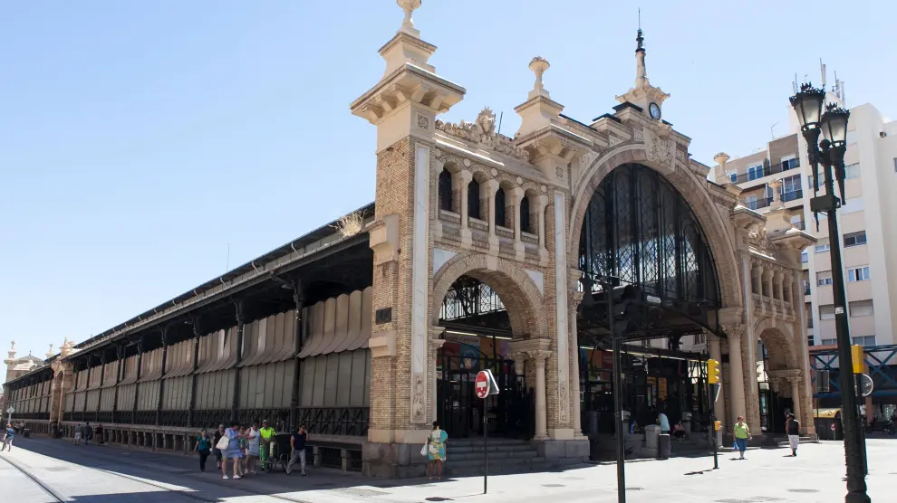 El Mercado Central,   se inauguró el año 1903 y sustituía al mercado  al aire libre que desde  siglos antes se celebraba en sus alrededores.