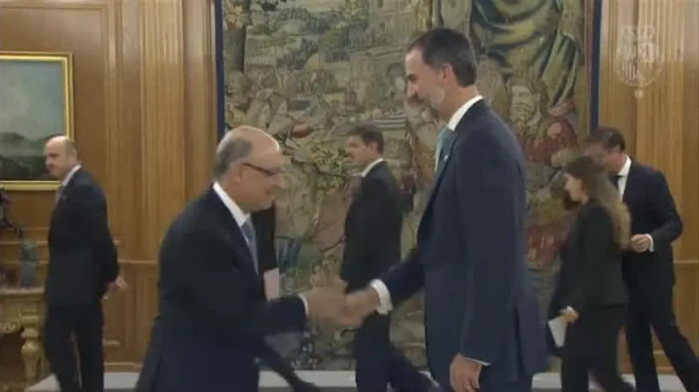 Los ministros de Rajoy saludan a Felipe VI