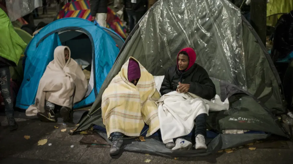 Más de 2.000 refugiados acampan en las calles de París tras el desalojo de Calais.