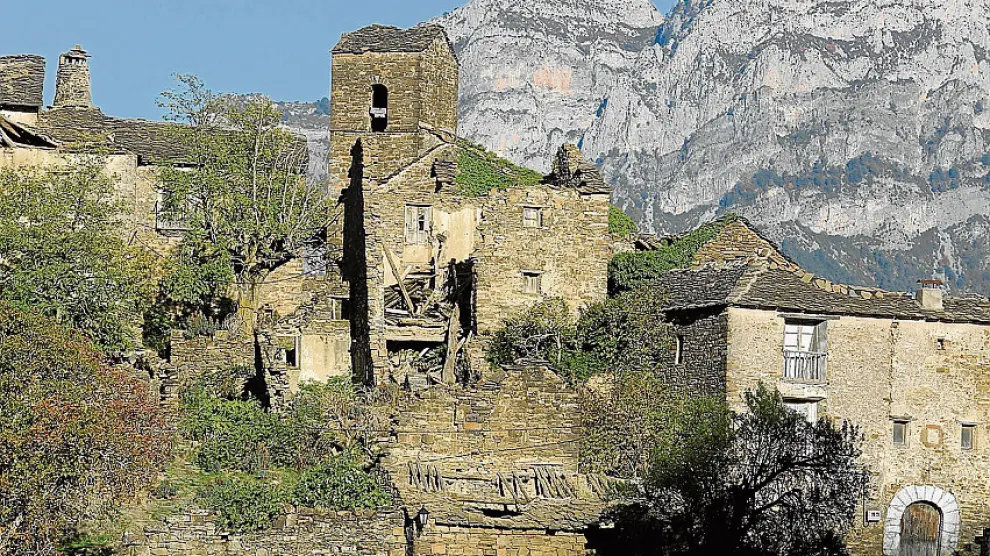 Muro de Bellos, situado a 955 metros de altitud, donde se ven casas en ruina
