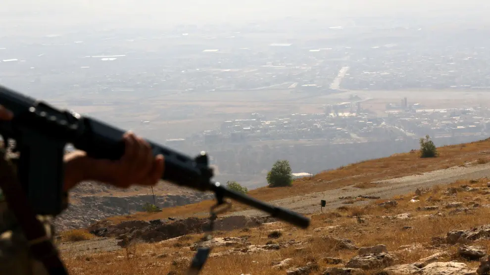 Un soldado kurdo observa Mosul desde lo alto.