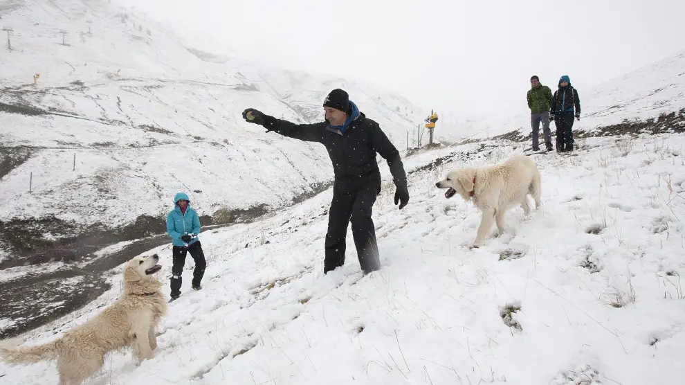 Unos excursionistas jugaban ayer con la nieve en la estación de esquí de Astún.